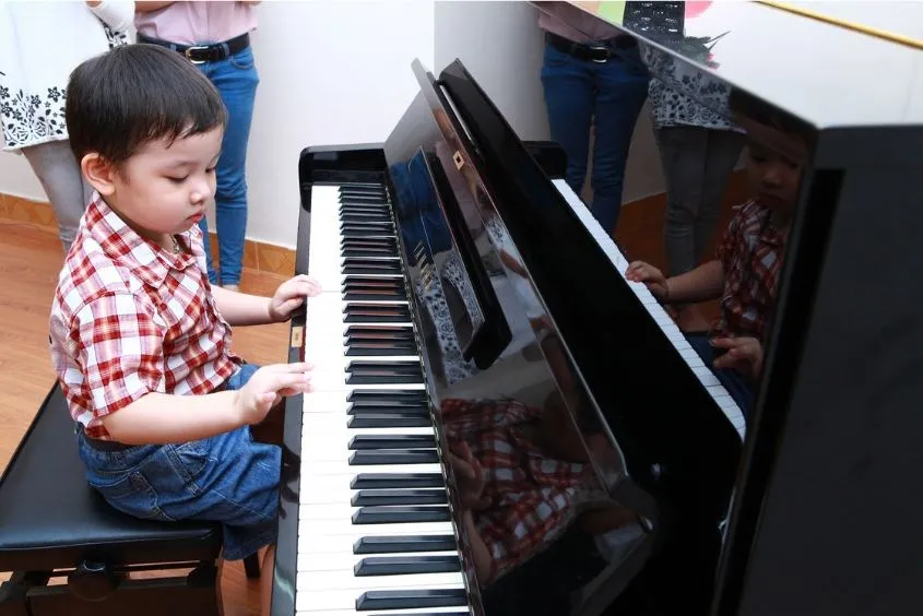 Bé học Piano giúp phát triển năng khiếu âm nhạc và tư duy