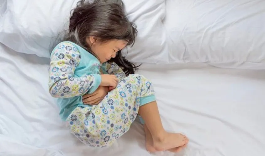 Bé khó chịu, đau bụng có thể là dấu hiệu táo bón