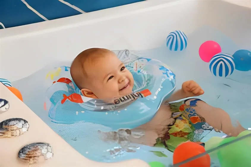 Bé vui vẻ tập bơi cùng huấn luyện viên