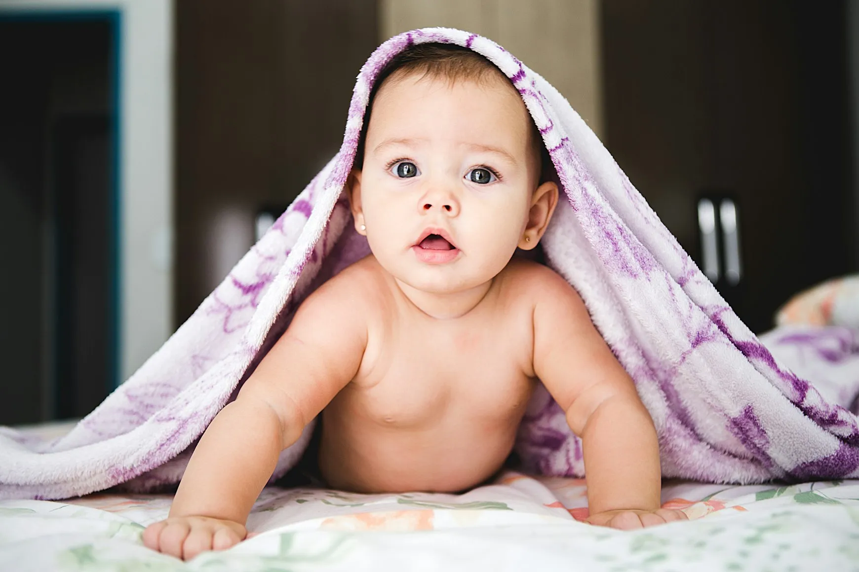 Bố mẹ đang vui vẻ chọn tên Hán Việt ý nghĩa cho bé trai