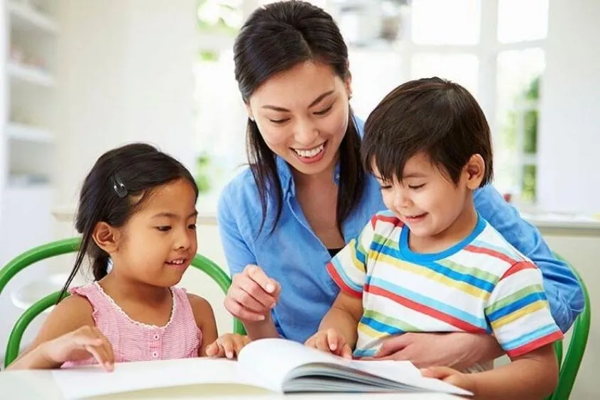 Bố mẹ đọc sách cùng con