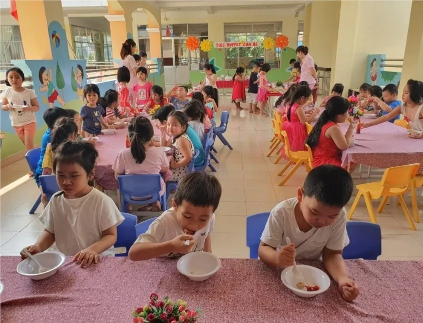 Bữa ăn bán trú đầy đủ dinh dưỡng cho trẻ mầm non