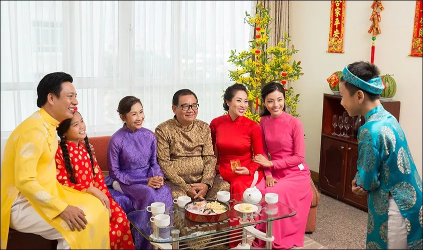 Gia đình hạnh phúc ngày Tết