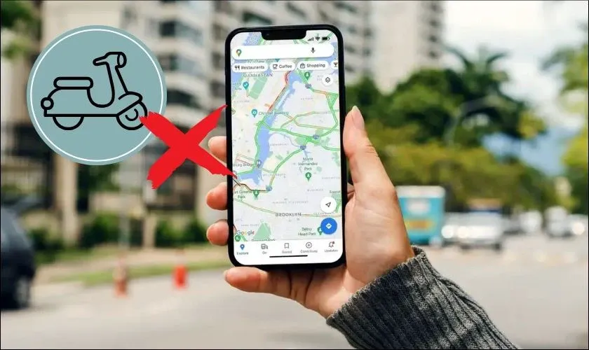 Người dùng kiểm tra Google Maps trên điện thoại
