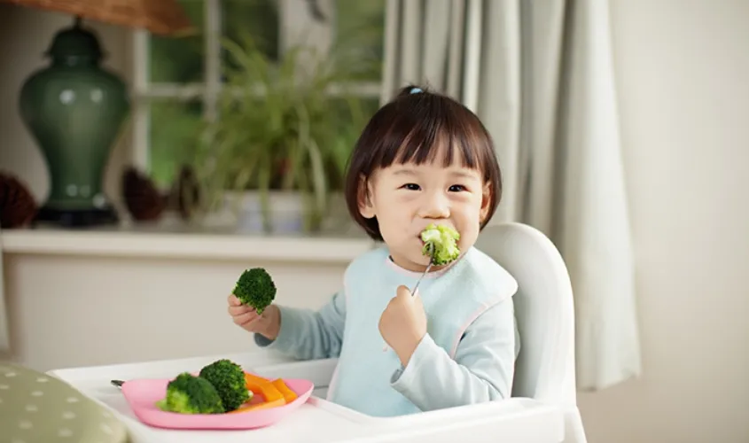 Tạo không khí vui vẻ, không ép buộc bé ăn