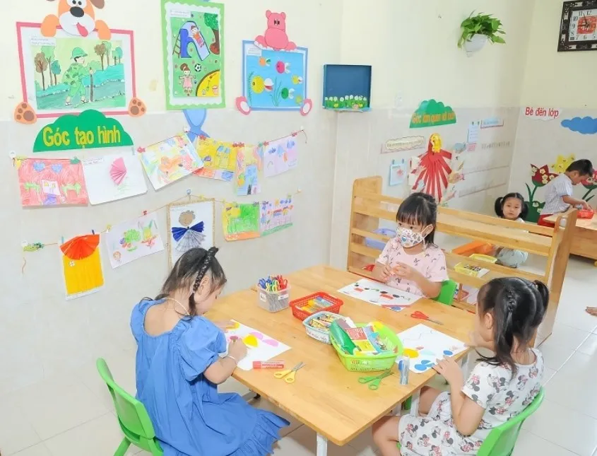 Trẻ em vui chơi tại trường mầm non công lập