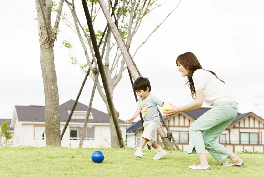 Trẻ em vui chơi vận động ngoài trời